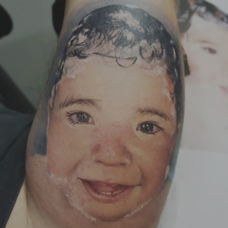 Tatuaje de NEO TOKYO TATTOO
