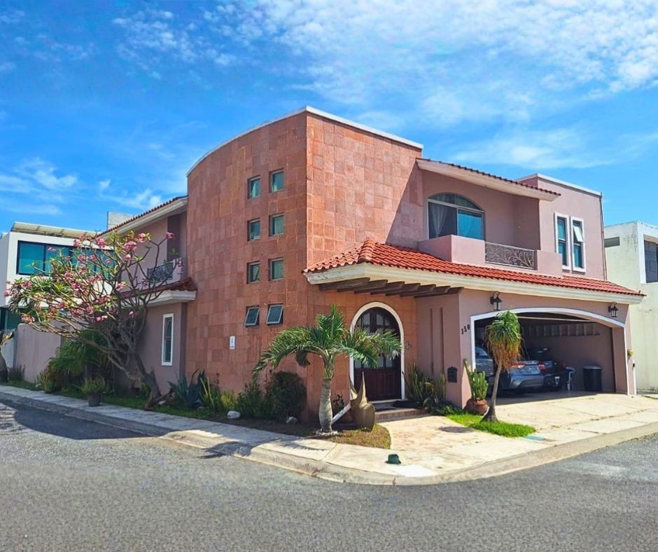 Casa en Lomas del Sol | Casa en esquina con alberca y 3 estacionamientos