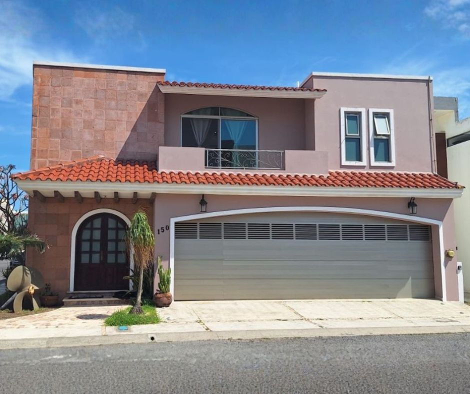 Casa en Lomas del Sol | Casa en esquina con alberca y 3 estacionamientos imagen 2