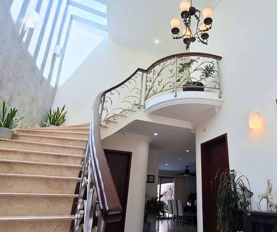Casa en Lomas del Sol | Casa en esquina con alberca y 3 estacionamientos imagen 3