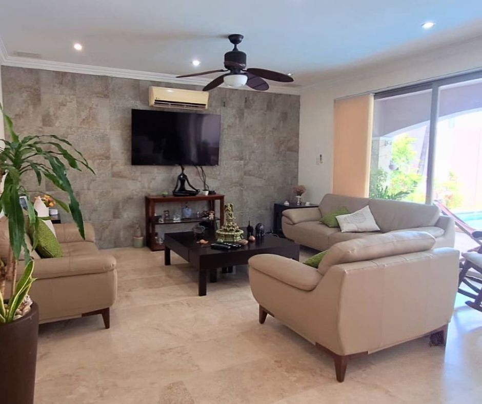 Casa en Lomas del Sol | Casa en esquina con alberca y 3 estacionamientos imagen 4