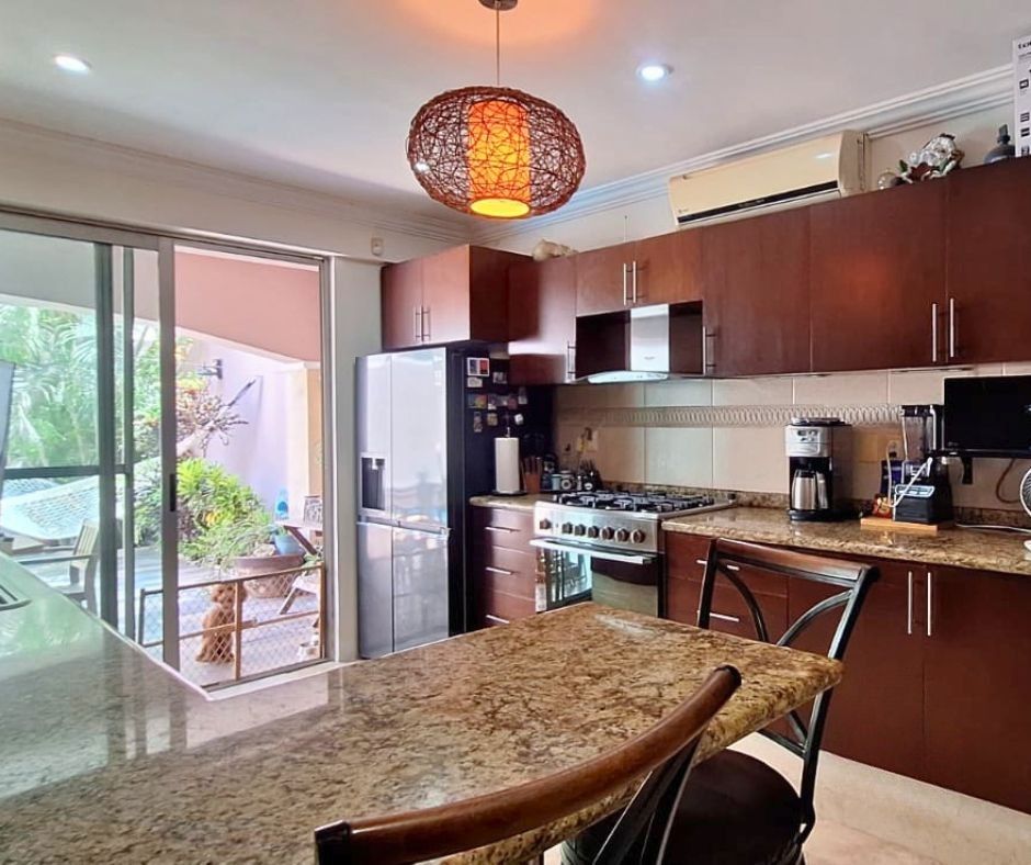 Casa en Lomas del Sol | Casa en esquina con alberca y 3 estacionamientos imagen 5