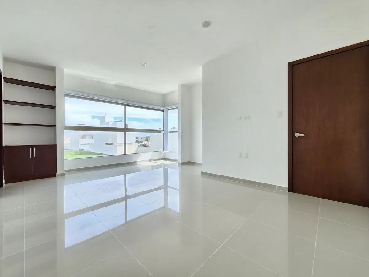 Casa en Lomas del Sol | Cochera para 2 autos con portón eléctrico imagen 3