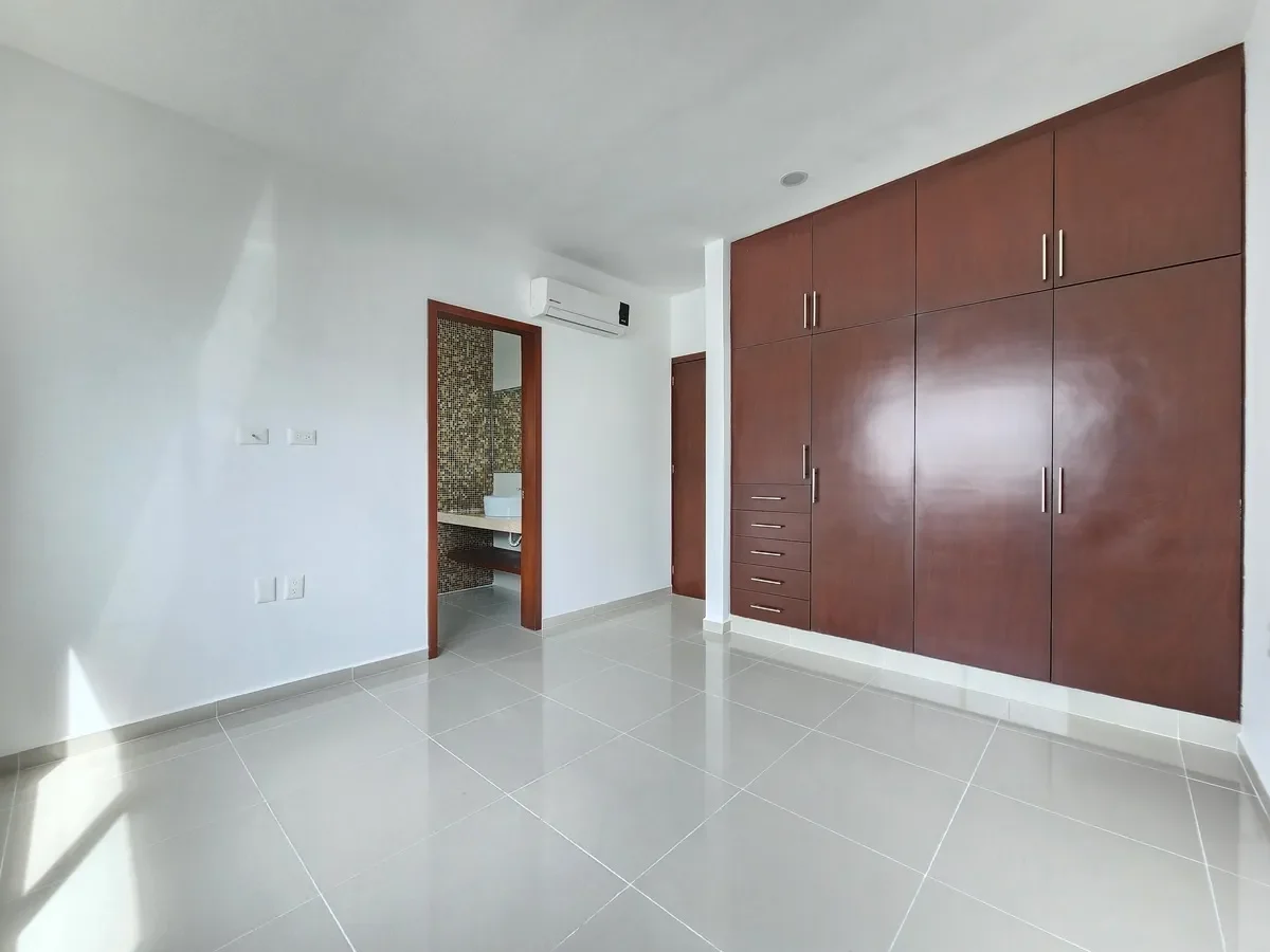 Casa en Lomas del Sol | Cochera para 2 autos con portón eléctrico imagen 4