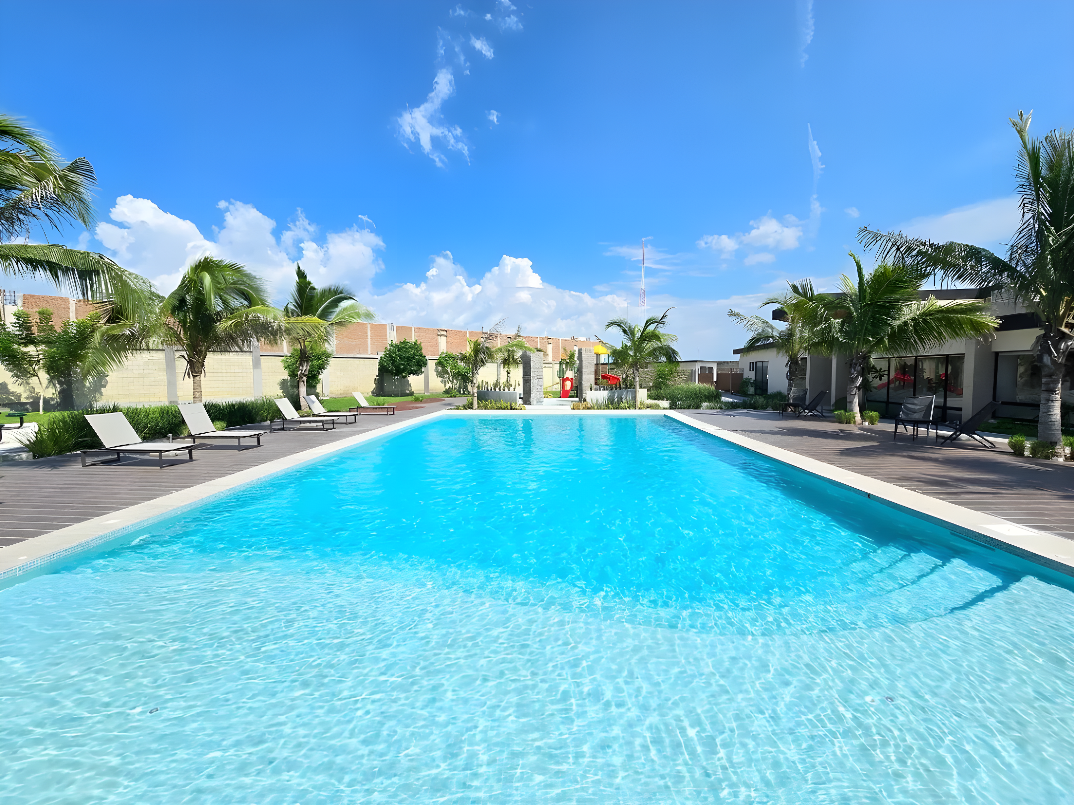 Casa en Punto Lomas Residencial | Jardín interior con alberca privada imagen 3