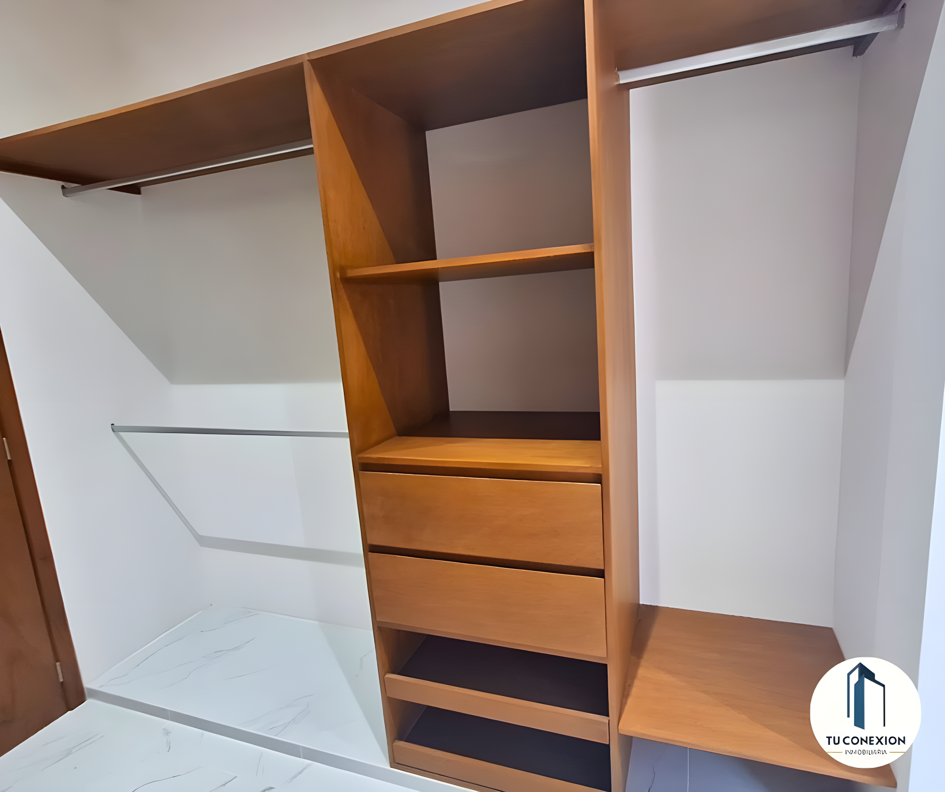Casa en Lomas de La Rioja | Casa de 1 nivel con cocina con isla y garage semitechado para 2 autos imagen 5