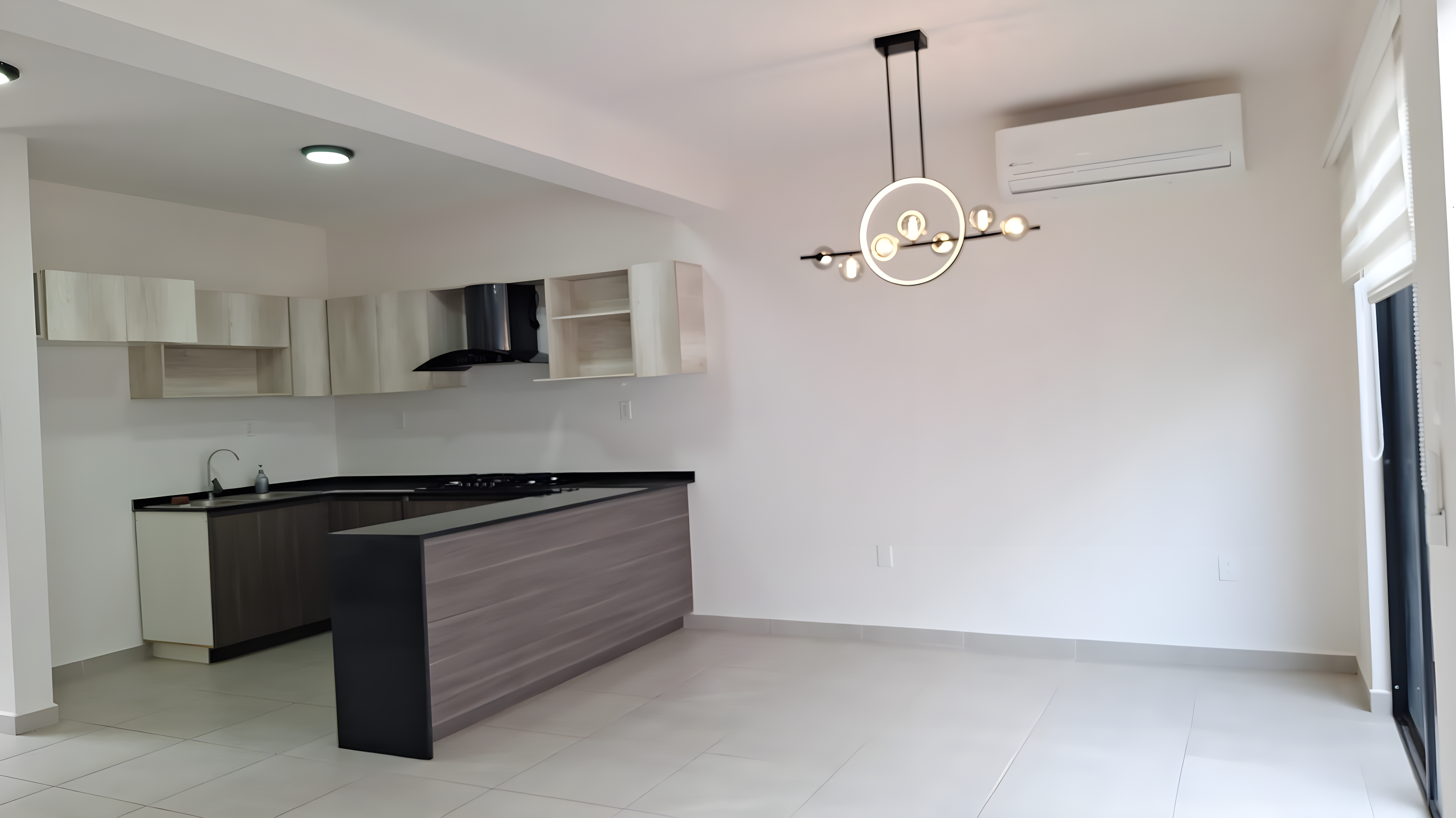 Casa en Cumbres Residencial | Totalmente climatizada y equipada con persianas