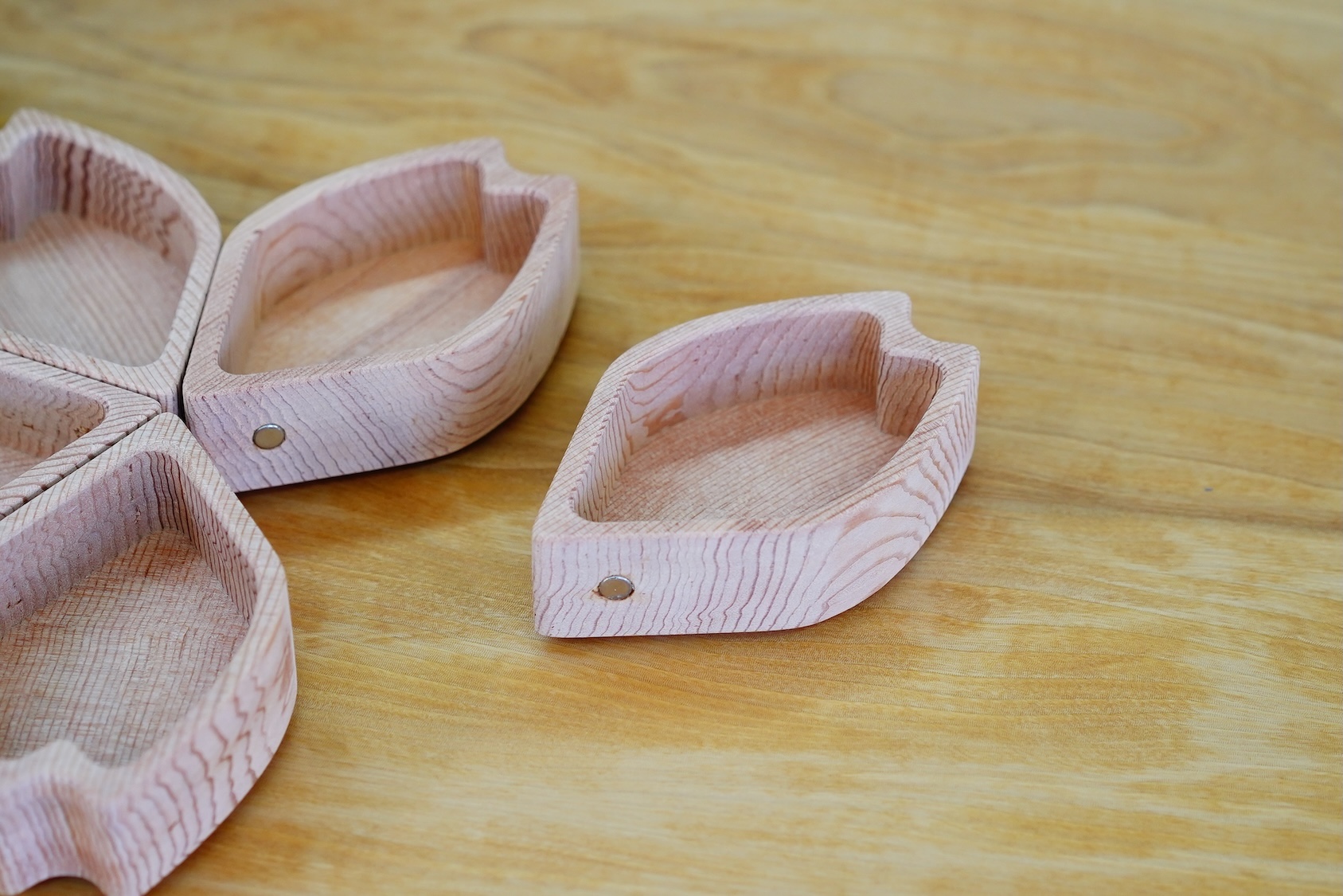 磁石でつながる桜の小物入れ「花咲く器」木製アクセサリートレイの作品画像
