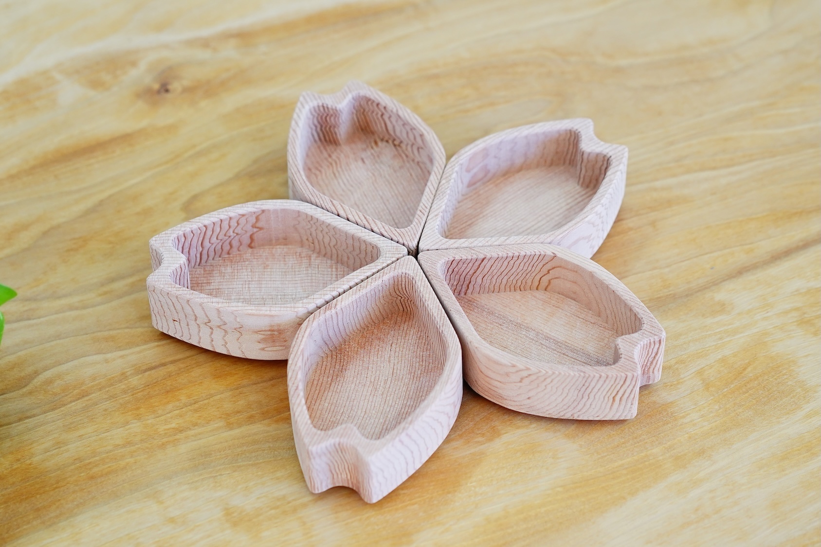 磁石でつながる桜の小物入れ「花咲く器」木製アクセサリートレイの作品画像