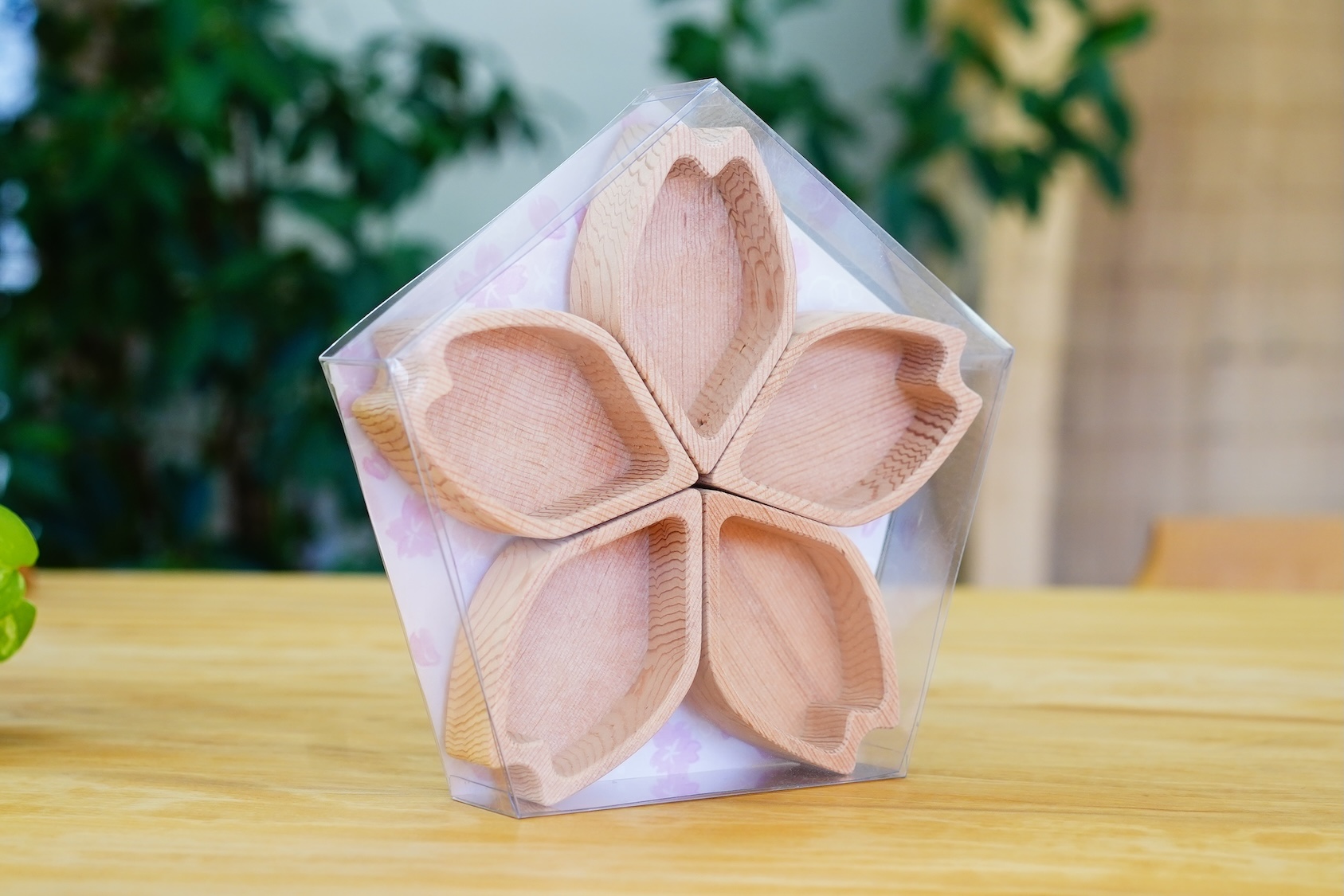 磁石でつながる桜の小物入れ「花咲く器」木製アクセサリートレイの作品画像