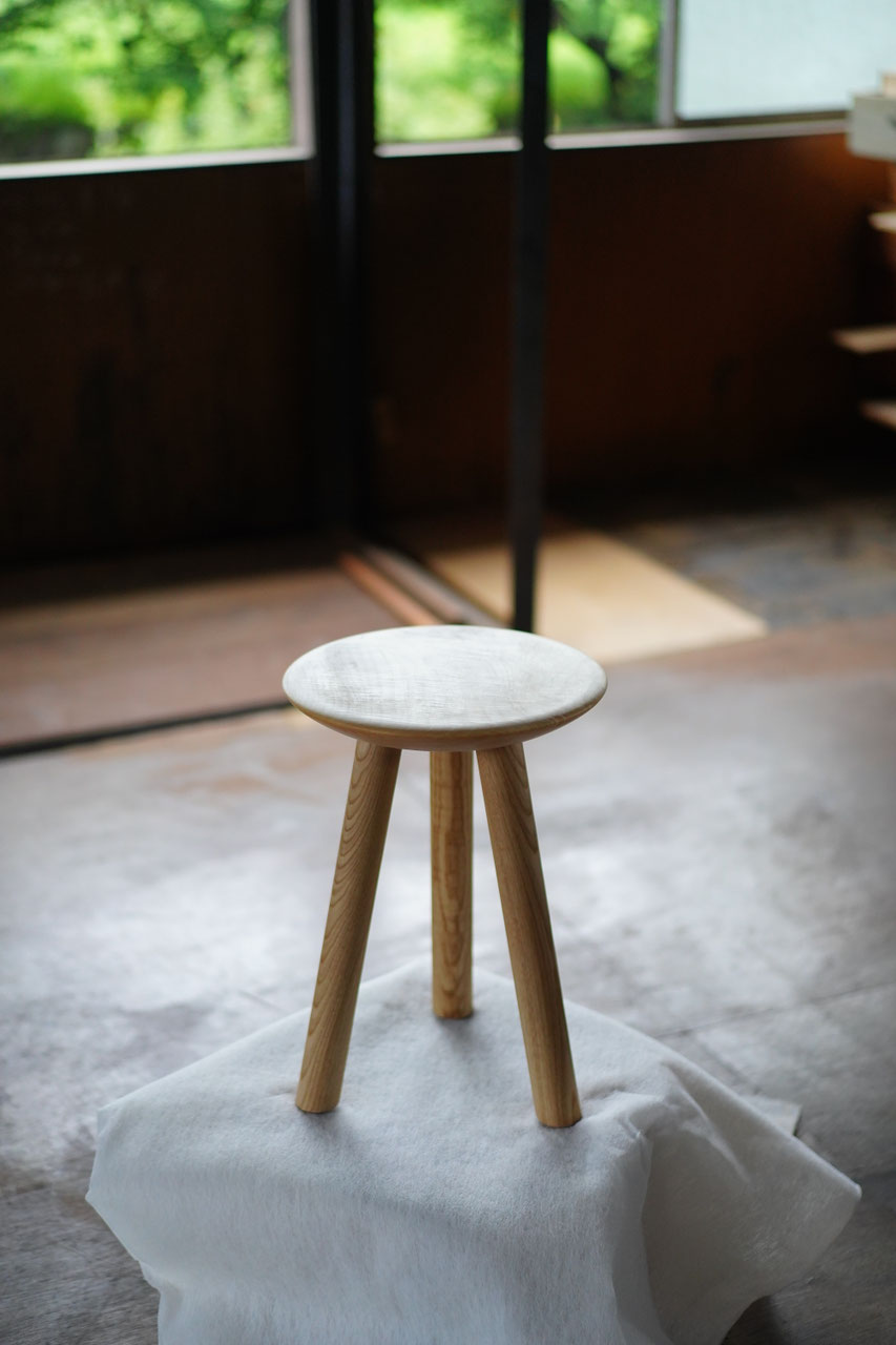 栃×ナラの無垢材丸スツール 3本脚の木製椅子(座面31cm)【受注生産】 - きくらの作品画像