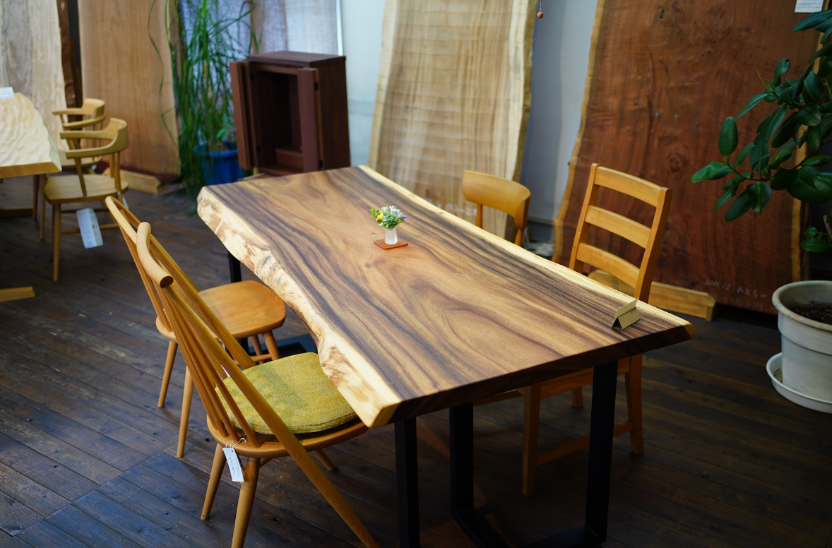 モンキーポッド 一枚板 ダイニングテーブル｜長さ185cm スチールV字脚の作品画像