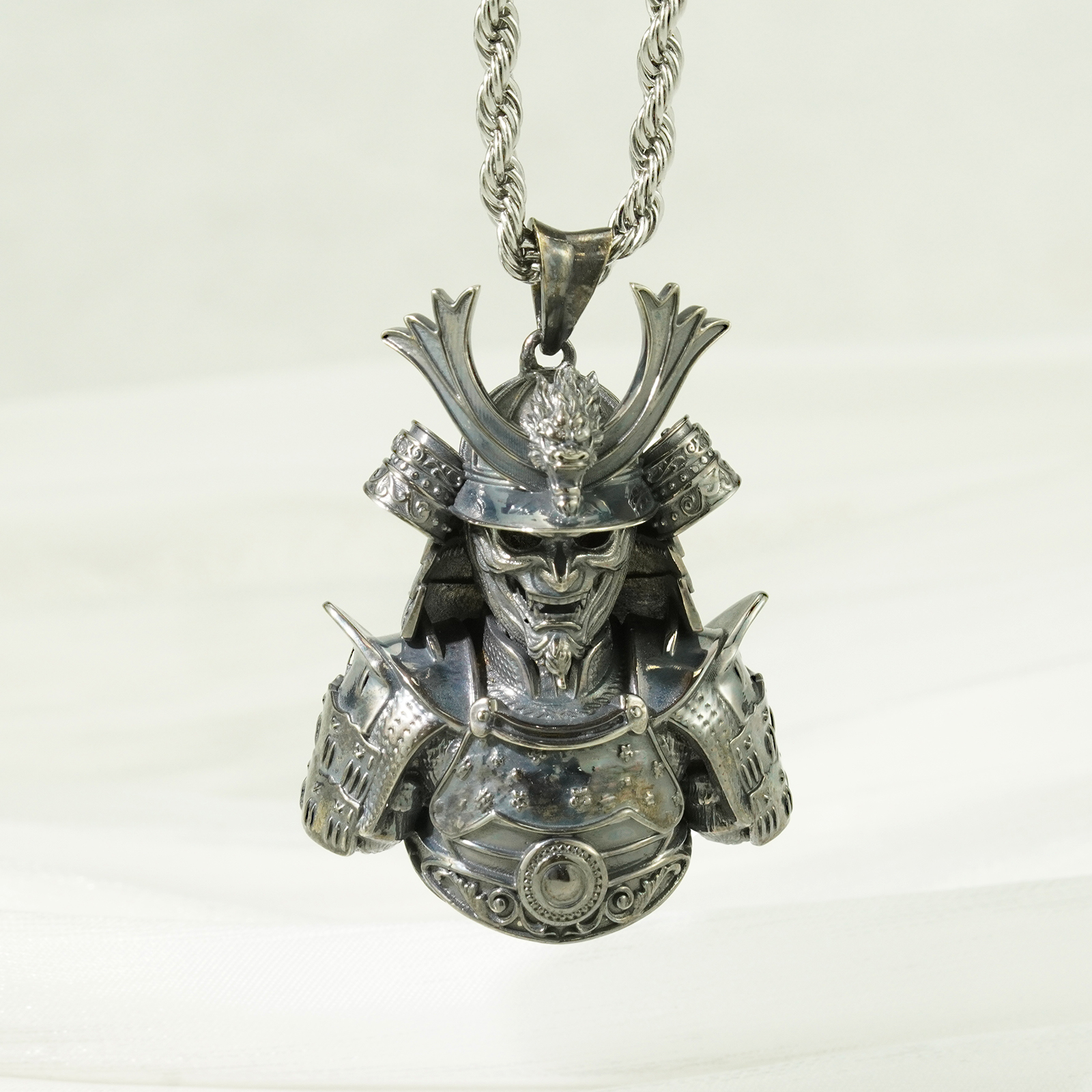 圧倒的な存在感！戦国武将の兜ネックレス 燻し銅の甲冑ペンダント【即納品】の作品画像