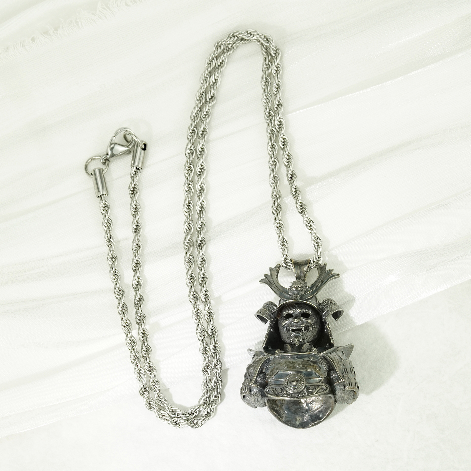 圧倒的な存在感！戦国武将の兜ネックレス 燻し銅の甲冑ペンダント【即納品】の作品画像