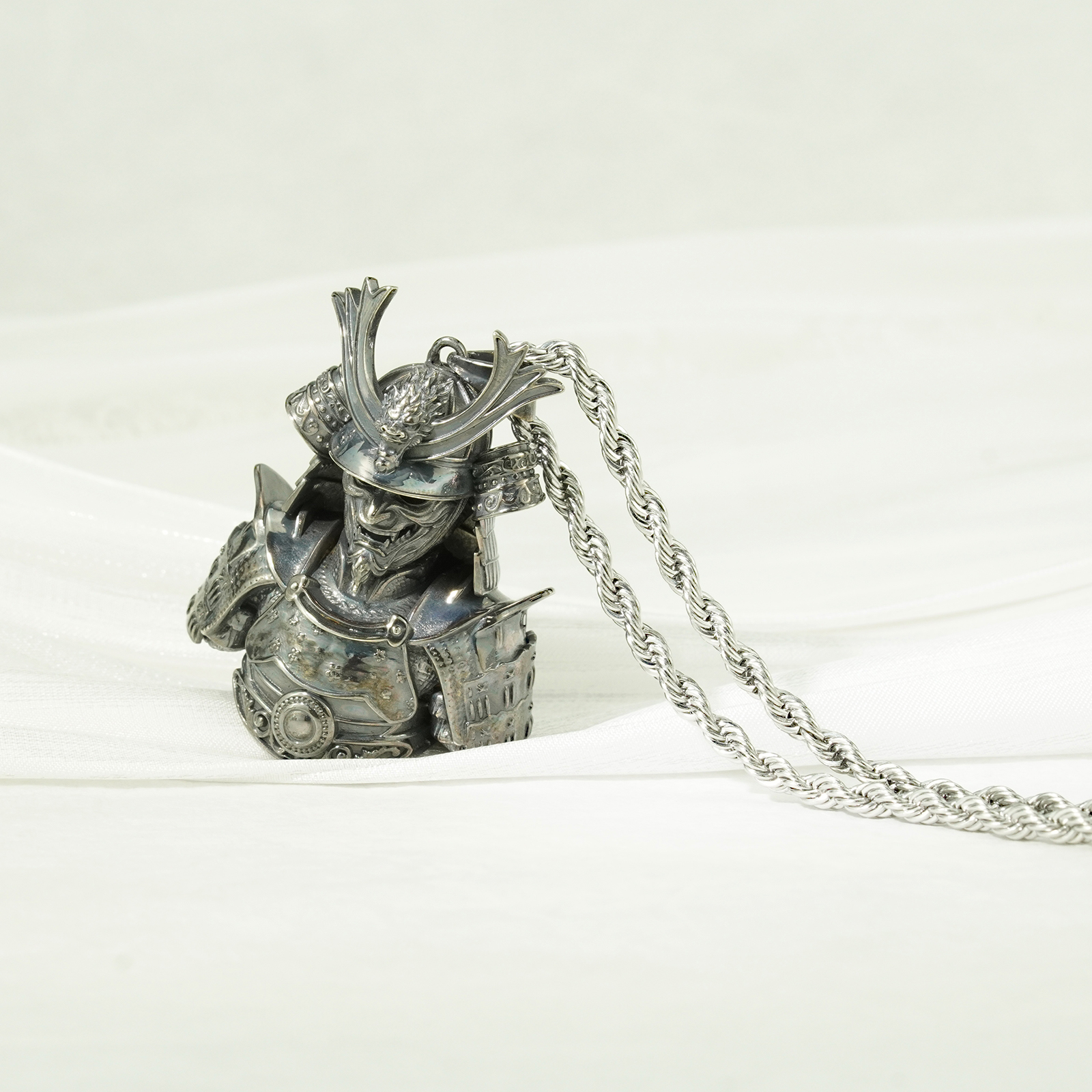圧倒的な存在感！戦国武将の兜ネックレス 燻し銅の甲冑ペンダント【即納品】の作品画像