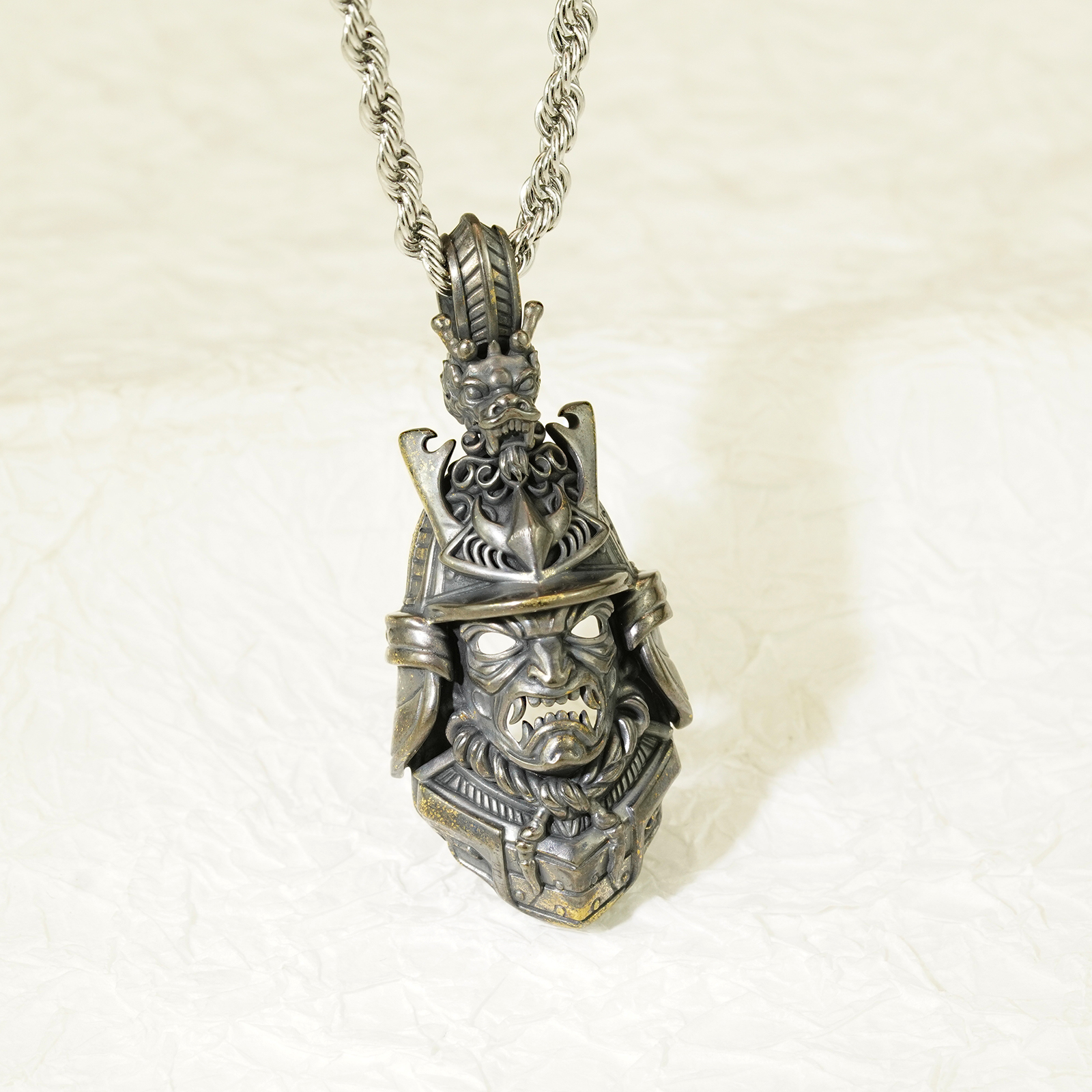 武神面ペンダントネックレス 兜・お面モチーフ 銅製（編み込みチェーン）【即納品】の作品画像