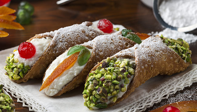 Sizilianische Cannoli - typisch italienische Gerichte
