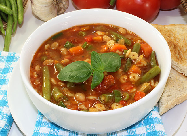 Minestrone-Suppe - typisch italienische Gerichte