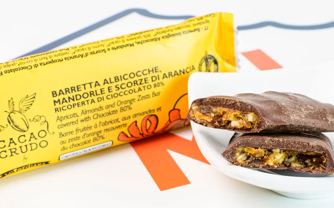 Snack santé, barre bio aux amandes abricots et écorces d'orange enrobées de chocolat noir - Cacao cru, paquet de 28 grammes