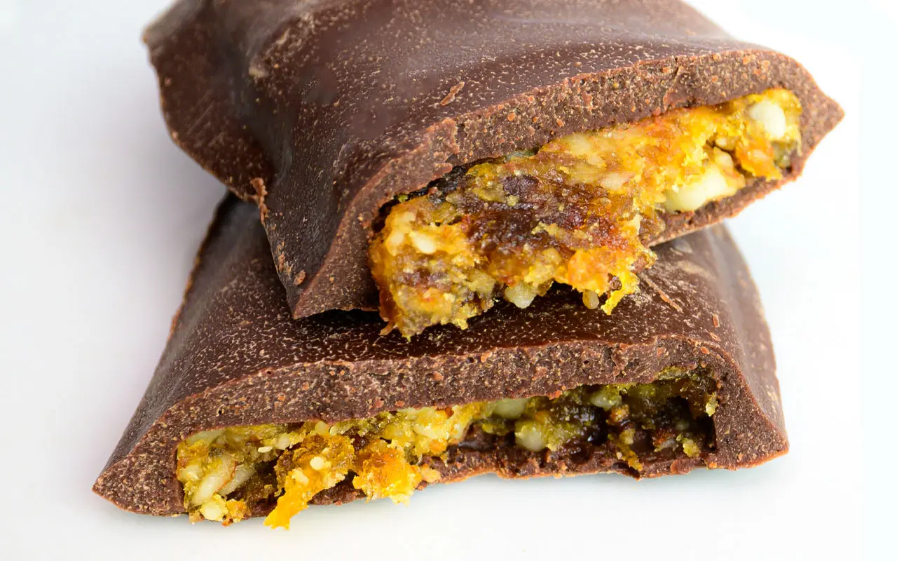 Snack santé, barre bio aux abricots, amandes et écorces d'orange enrobées de chocolat noir - Cacao Crudo, pack. 28 gr.