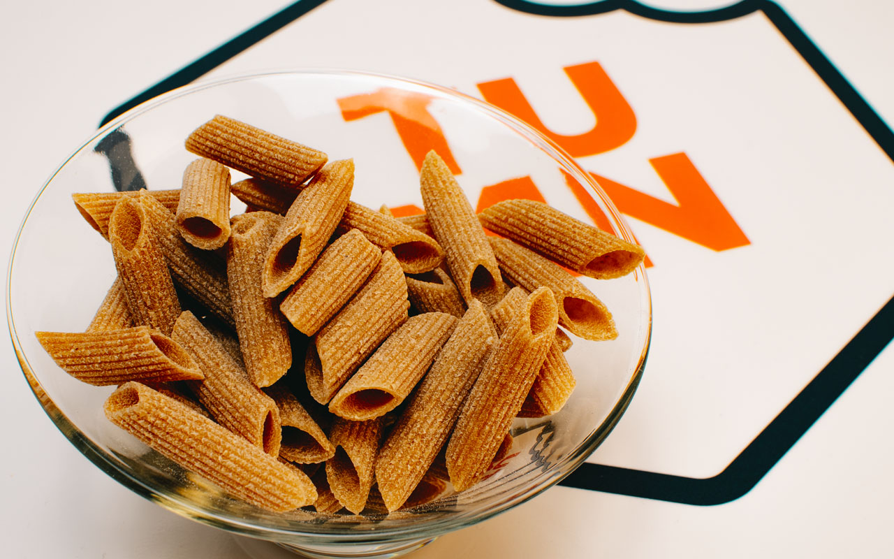 Penne rigate fait maison de blé biologique khorasan à grains entiers