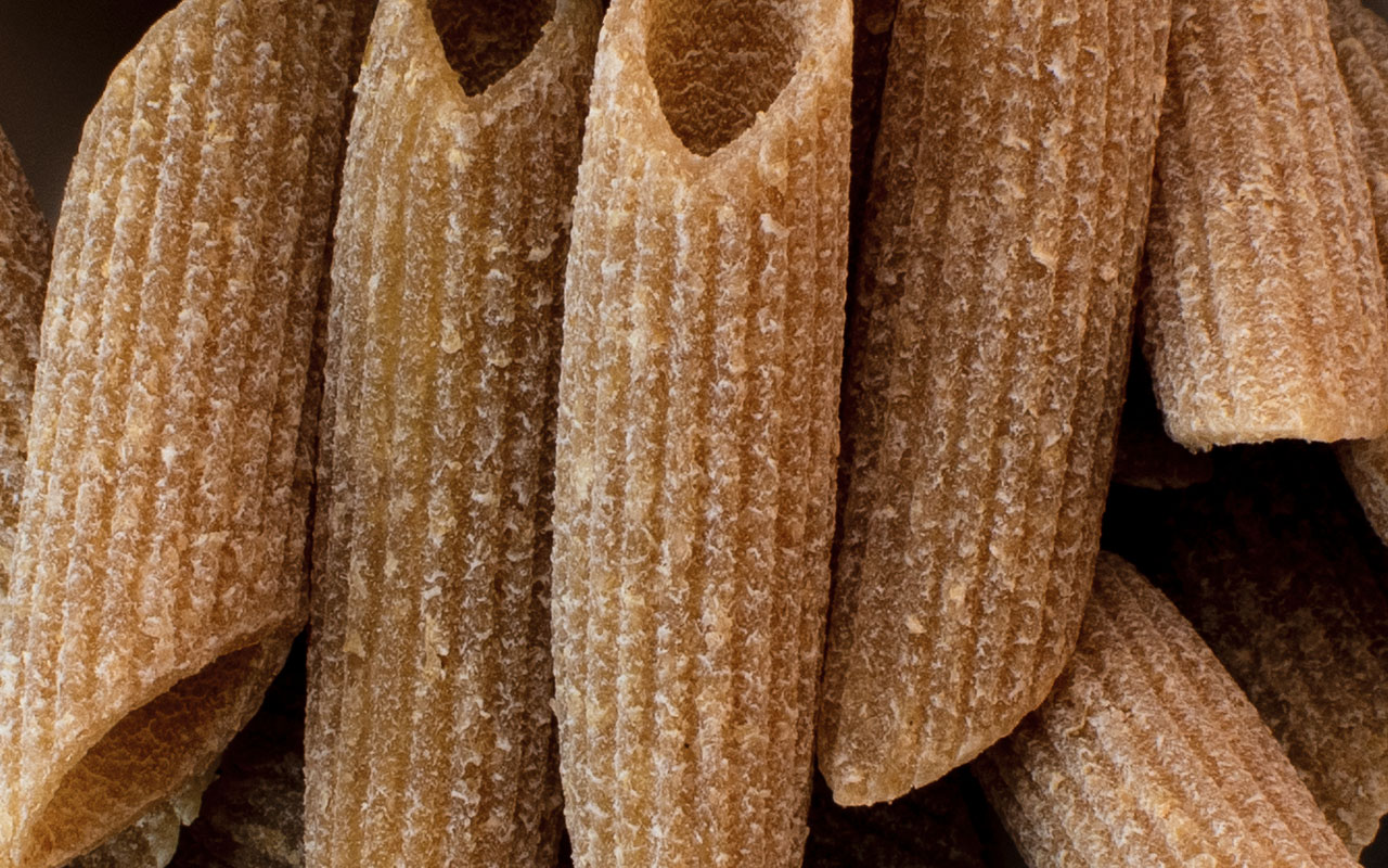 Penne rigate fait maison de blé biologique khorasan à grains entiers