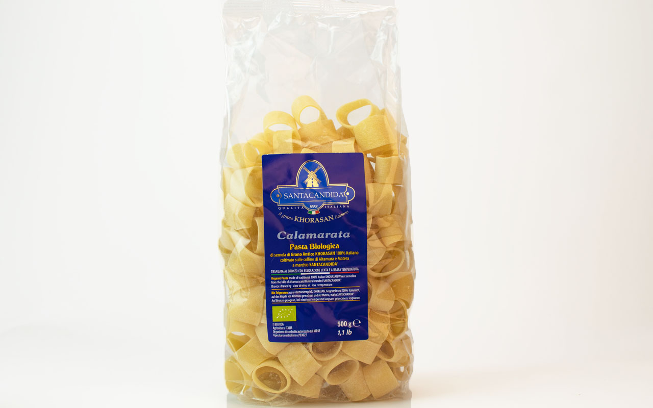 Pâtes de calamarata faites maison à base de blé biologique khorasan