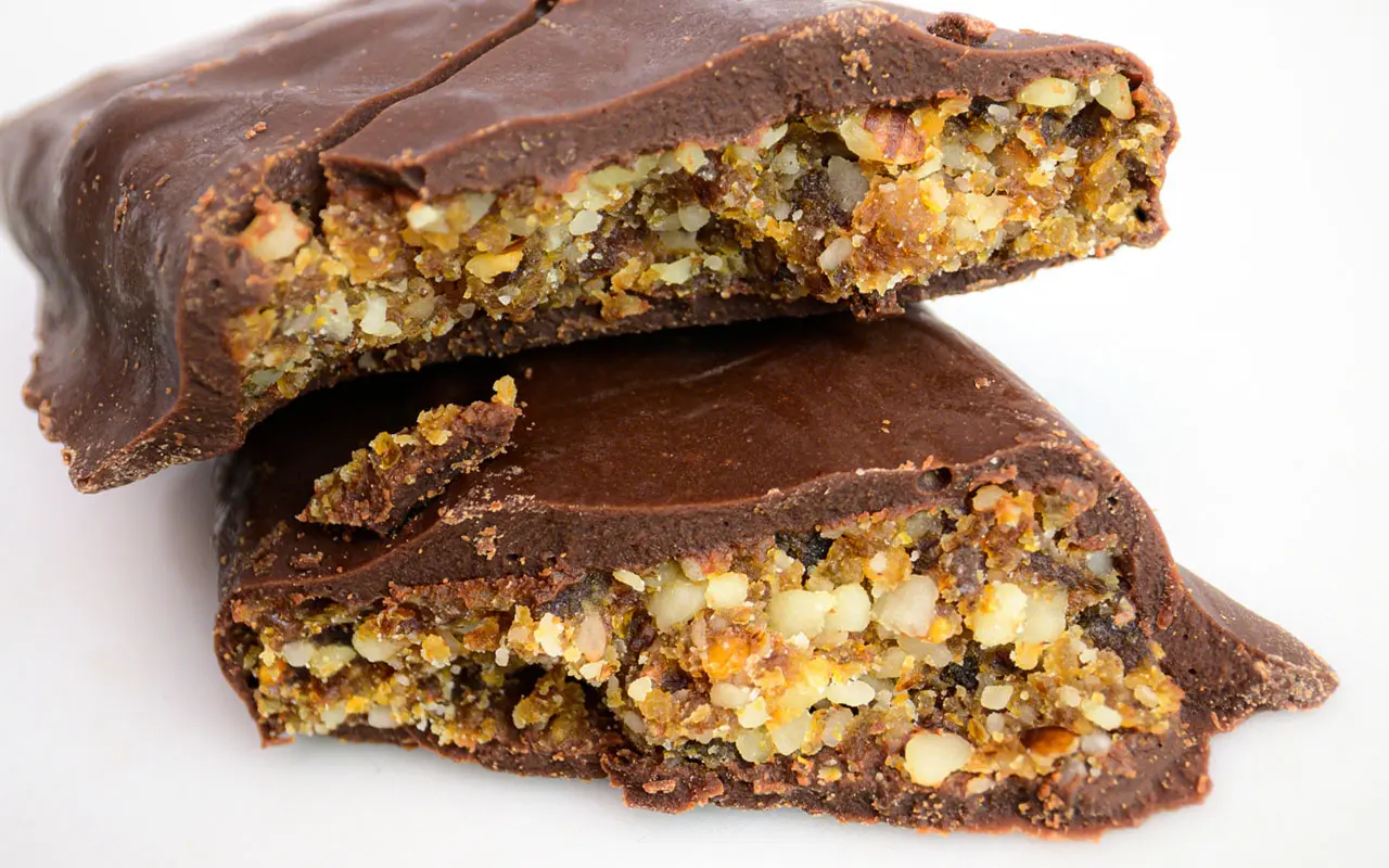 Barre énergétique figues et noisettes enrobées de chocolat noir BIO - Cacao cru, pack. 28 gr.