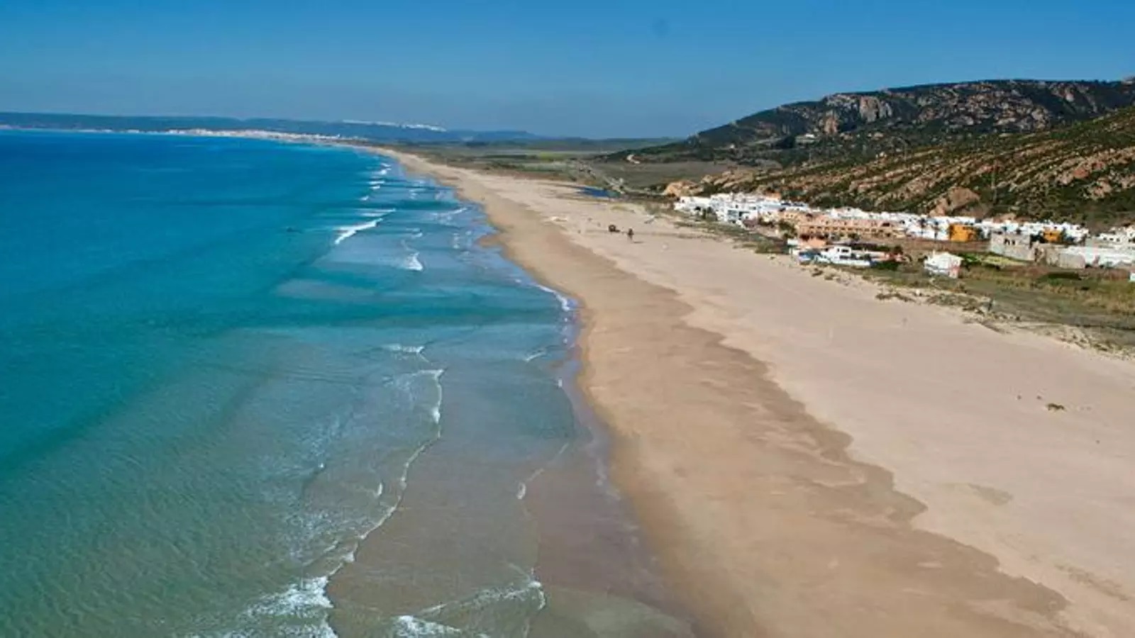 La playa de Zahara renueva su Bandera Azul en 2025