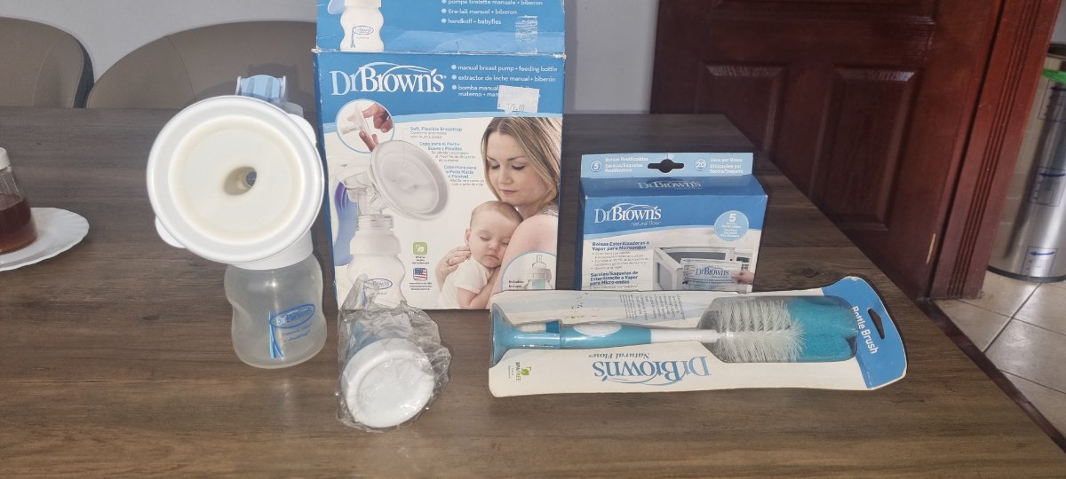 Dr Browns Manual Breast Pump and accessories 1