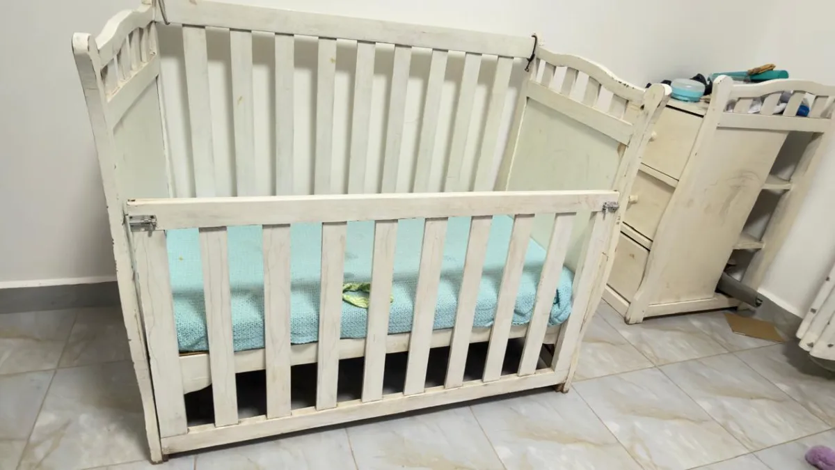 Baby cot and drawers 2