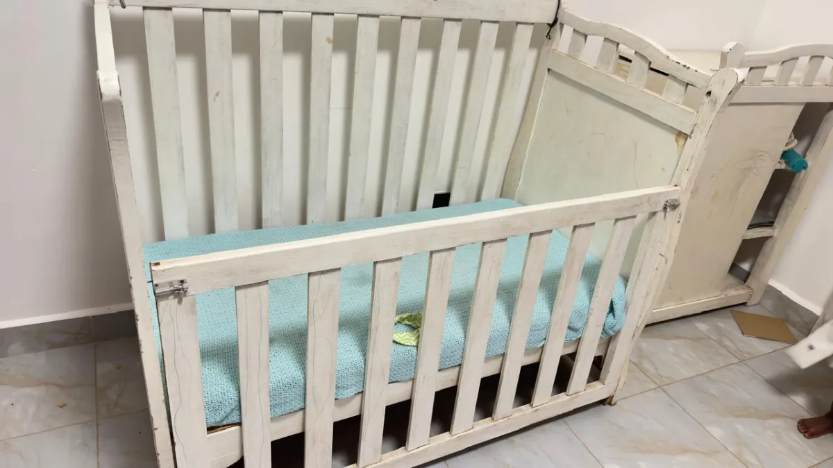 Baby cot and drawers 3