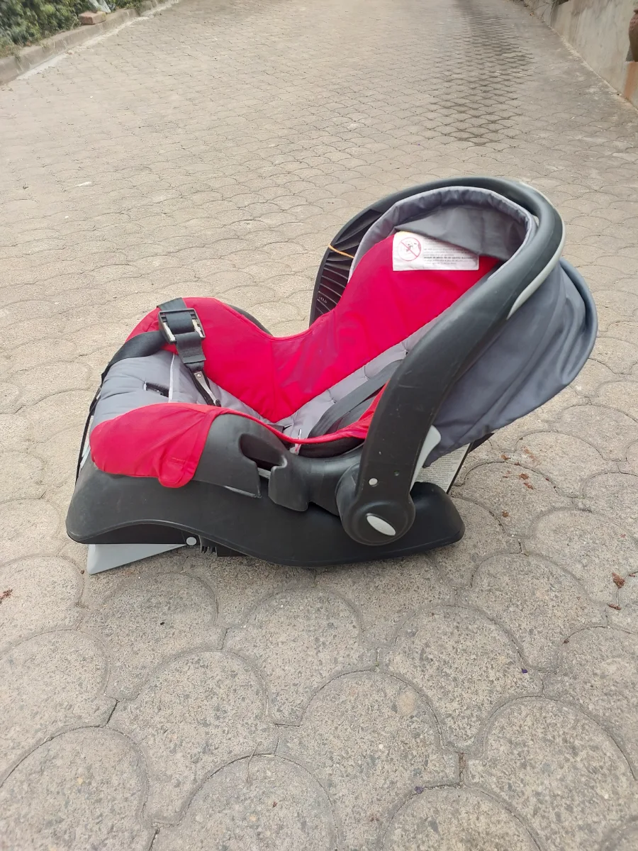 Evenflow stroller carseat and isofix base 2