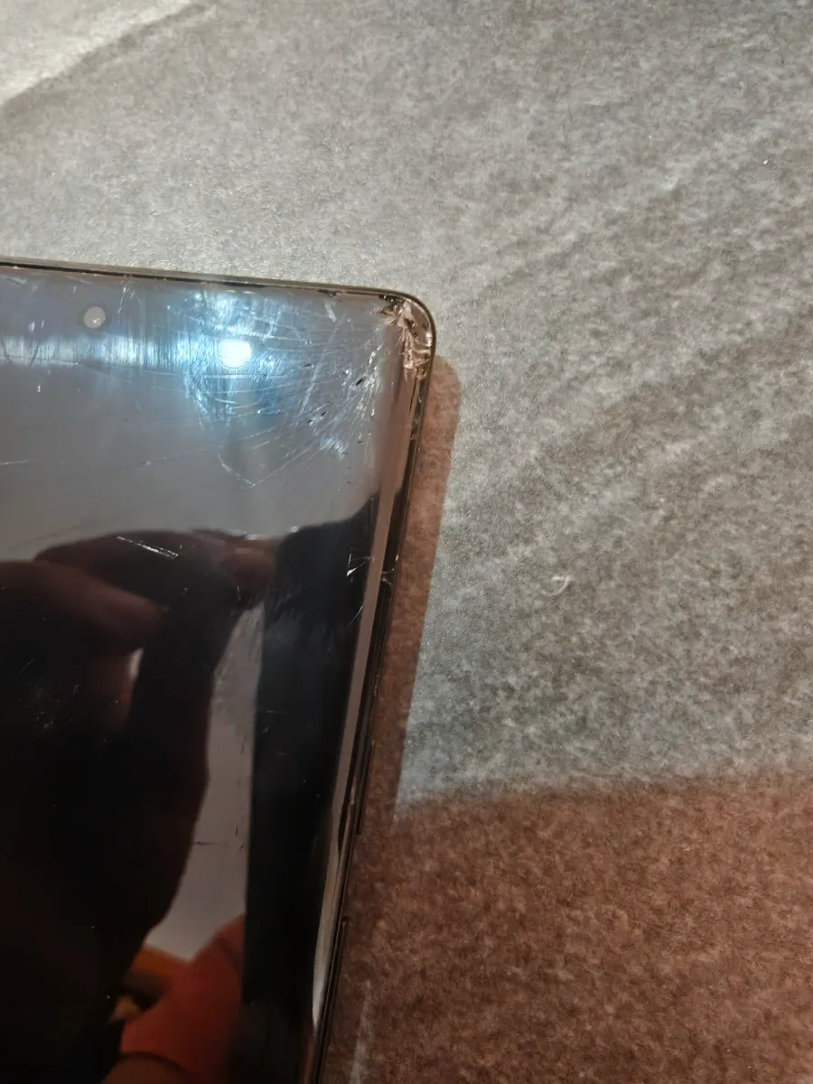 Pixel 6 pro (cracked screen, working fine) 5