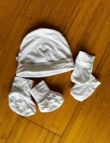 Newborn Welcome Essentials Set (Used Once) - Hat, Socks, Mittens (White) 1