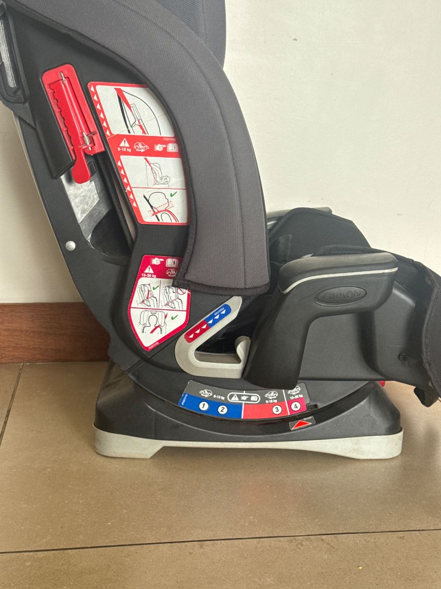 GRACO car seat adjustable. forward facing car seat can be used upto 13 years of age. 2