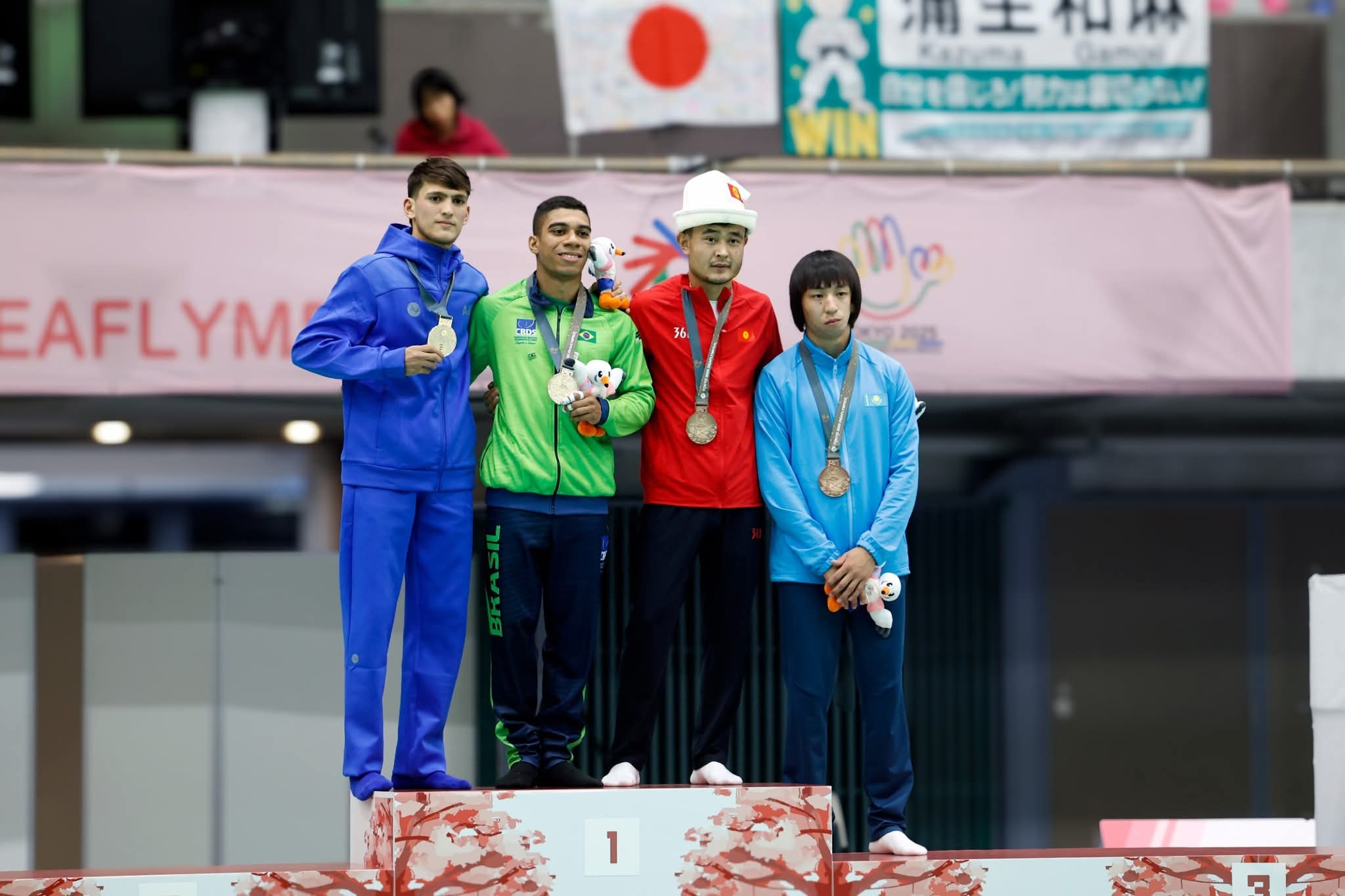 Azərbaycanın idman tarixində ilk deflimpiya medalı  Yaponiyada keçirilən “XXV Yay Deflimpiya Oyunları”nda Azərbaycan öz idman  tarixində ilk deflimpiya medalını qazanıb.