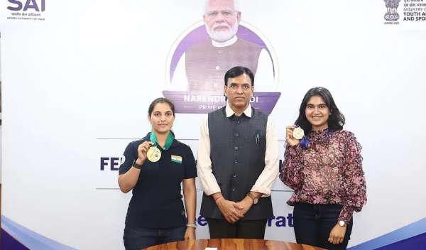 ISSF ప్రపంచ కప్ విజేతలు ఈషా సింగ్, నీరు ధండాలను సన్మానించిన కేంద్ర క్రీడా మంత్రి మన్సుఖ్ మాండవీయ