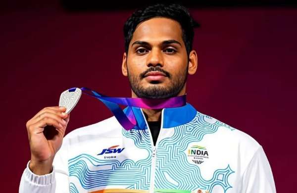 కామన్వెల్త్ గేమ్స్ 2026: వెయిట్లిఫ్టింగ్లో వల్లూరి అజయ్ బాబుకు వెండి పతకం