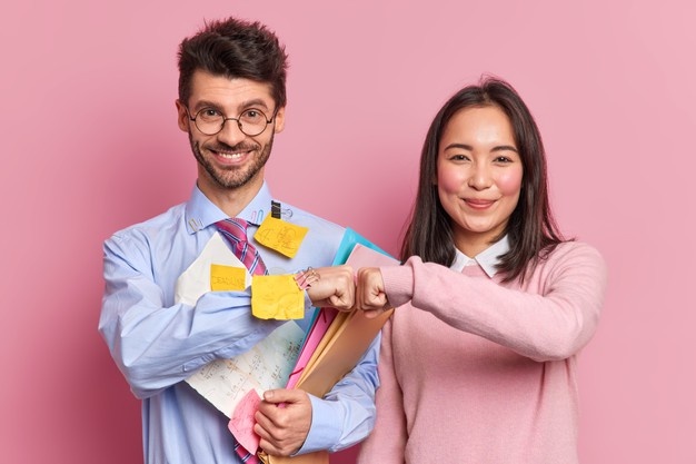 Viết nhật ký cải thiện kỹ năng giao tiếp của bạn - Nguồn ảnh: Freepick. Chỉnh sửa: undertrees.langhoangal.dev