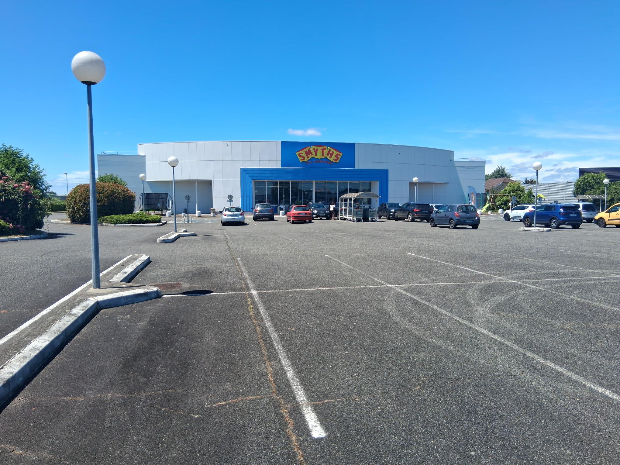 Location pure Local commercial 2 600 m² Lescar