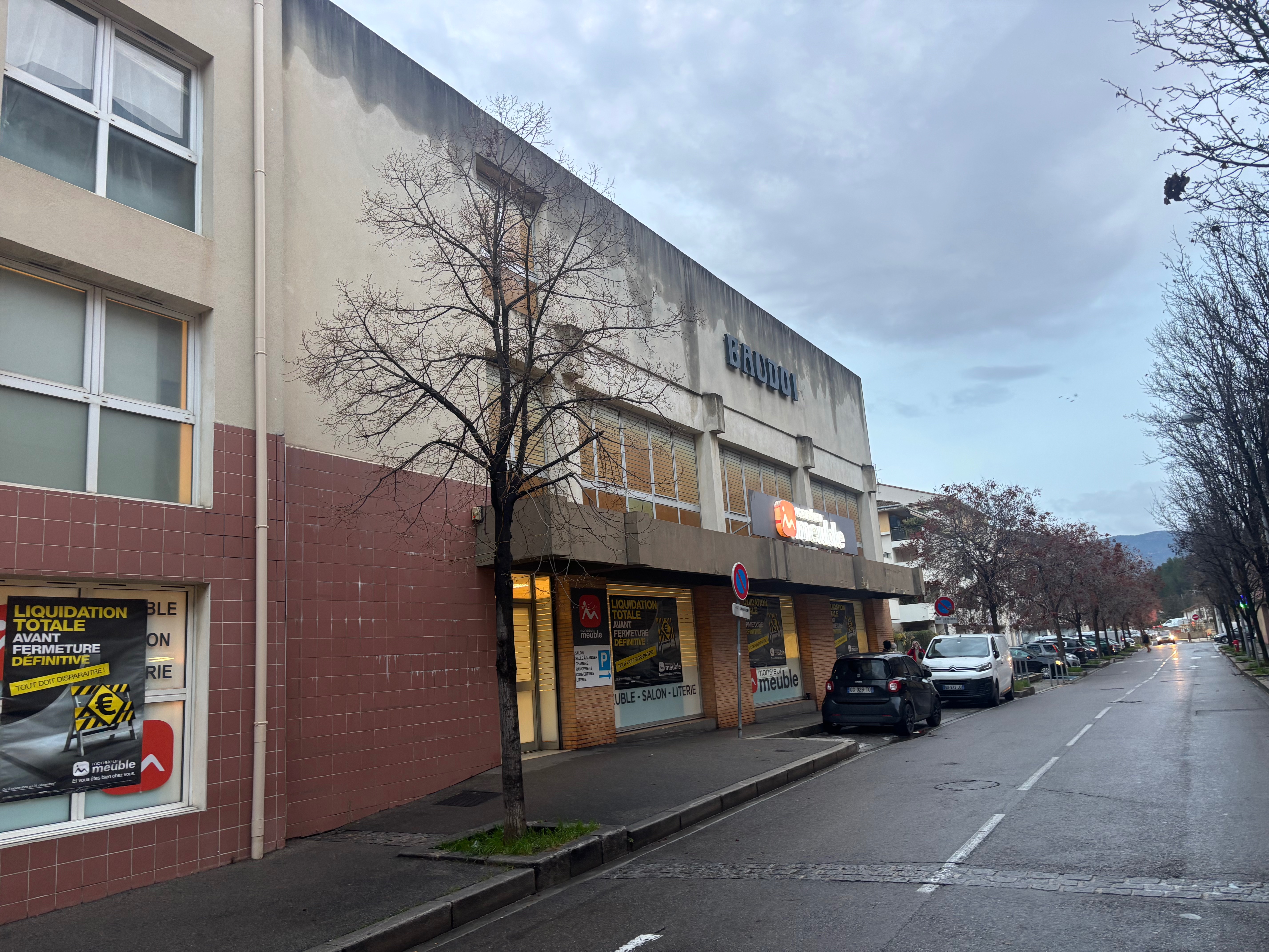 Location pure Local commercial 1 365 m² Aubagne - 8