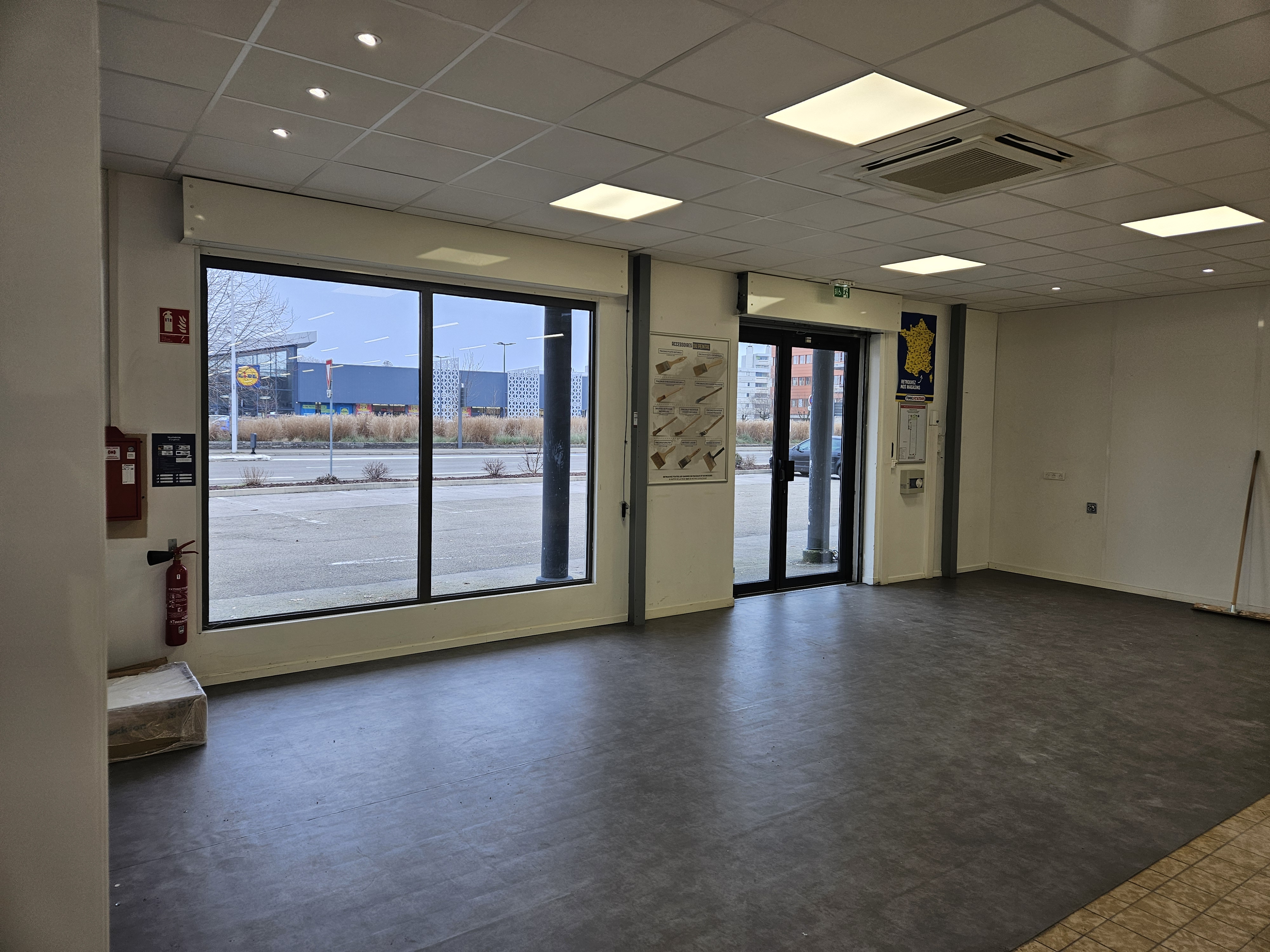 Location pure Local commercial 361 m² Bourg-en-Bresse - 4