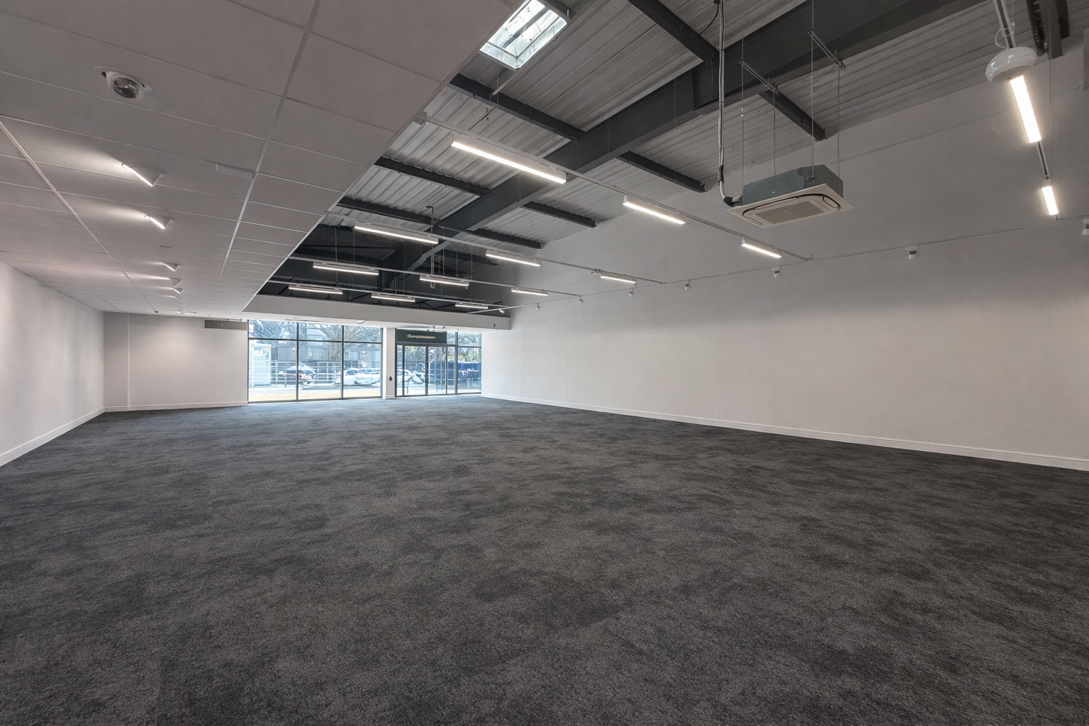 Location pure Local commercial 547 m² Mably - 2