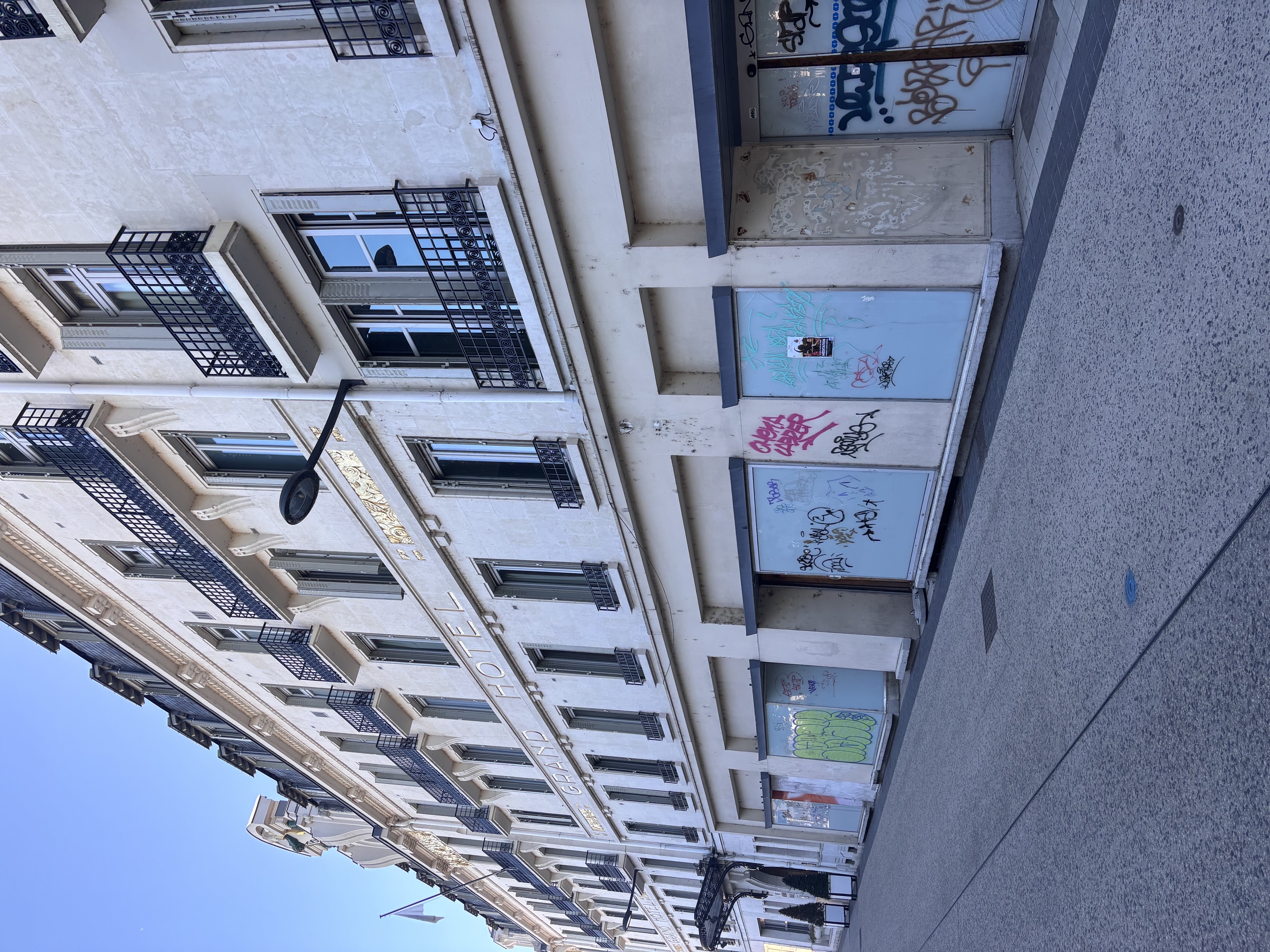 Location pure Local commercial 1 000 m² Tours