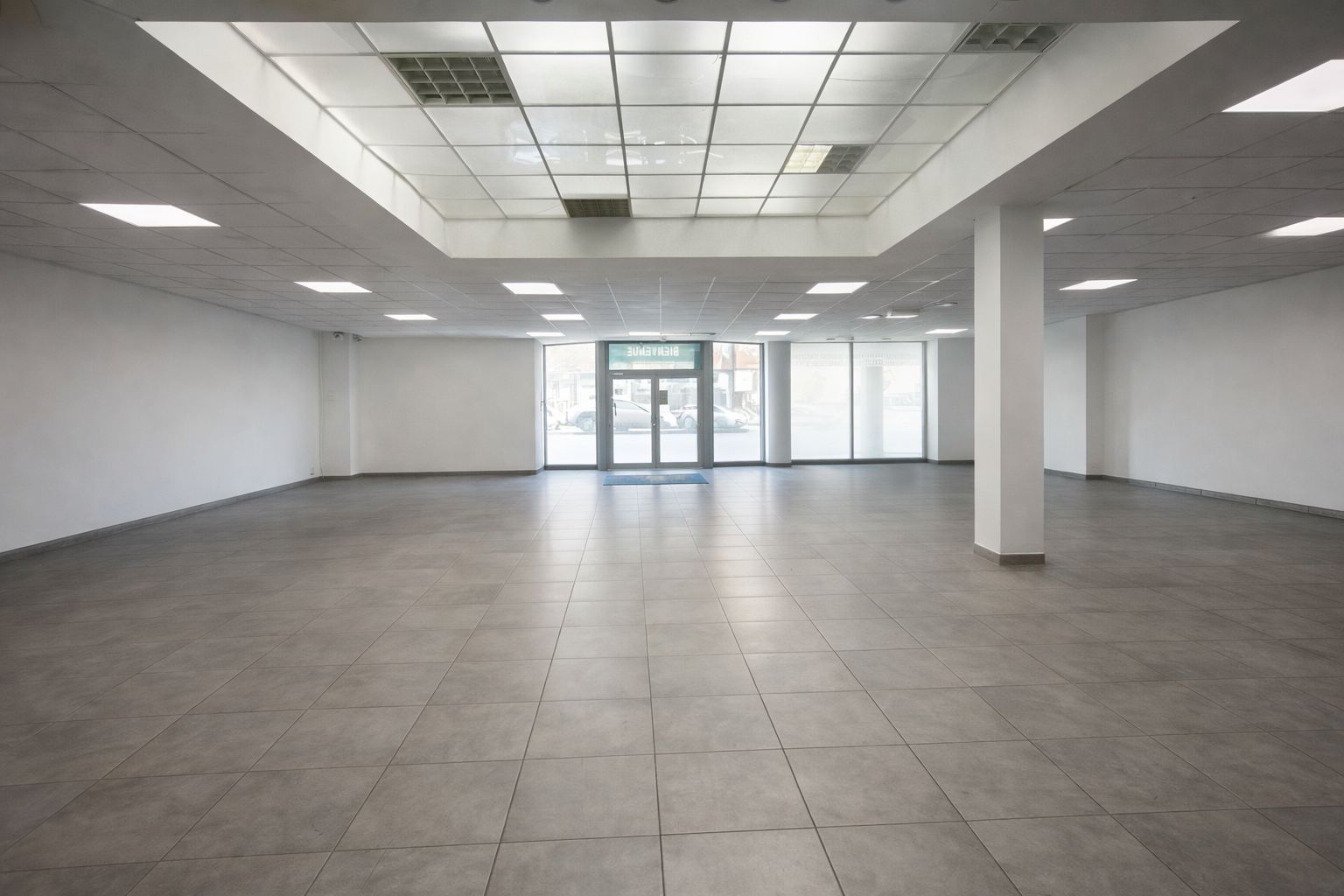 Location pure Local commercial 900 m² École-Valentin