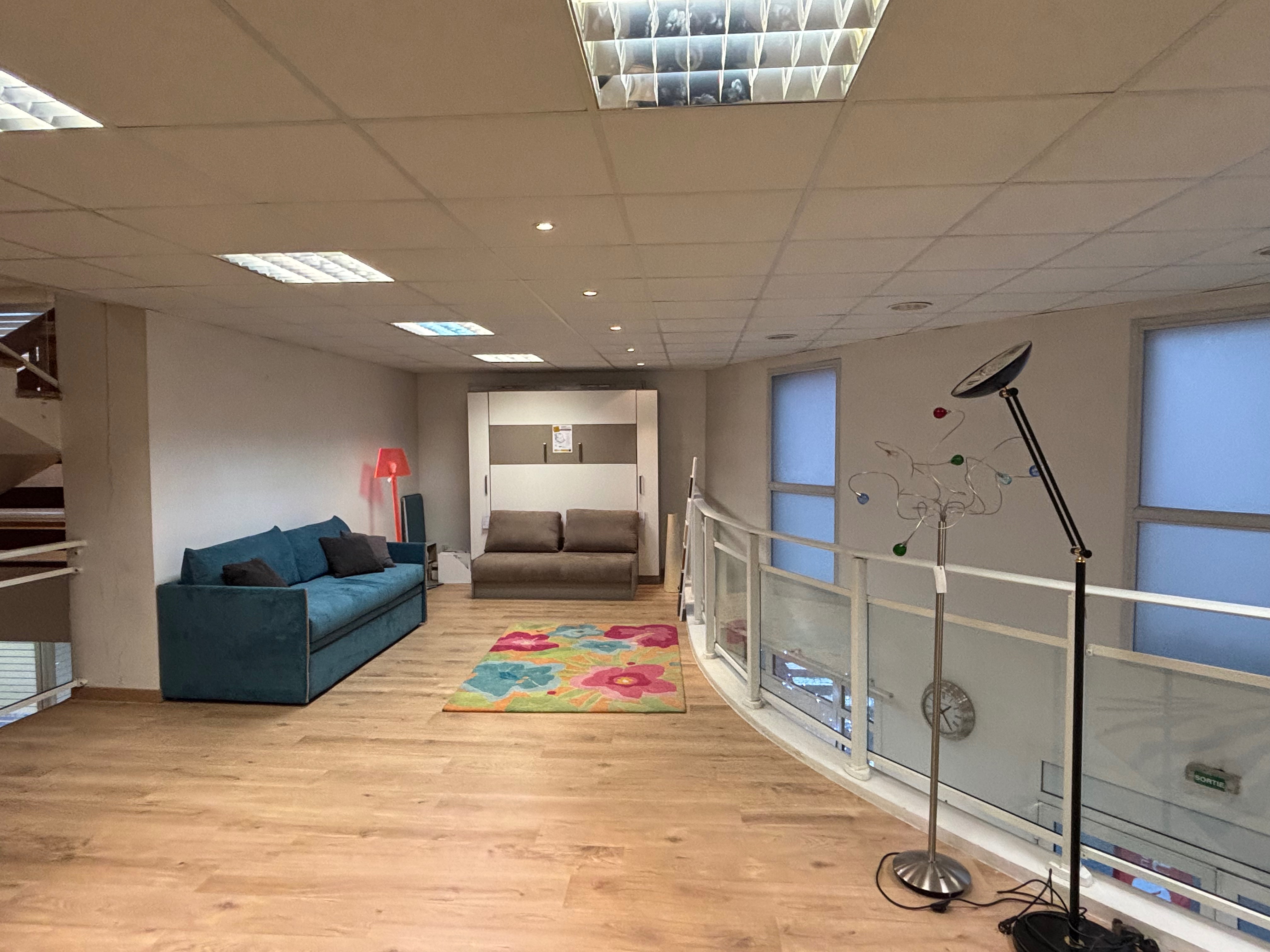 Location pure Local commercial 1 365 m² Aubagne - 4