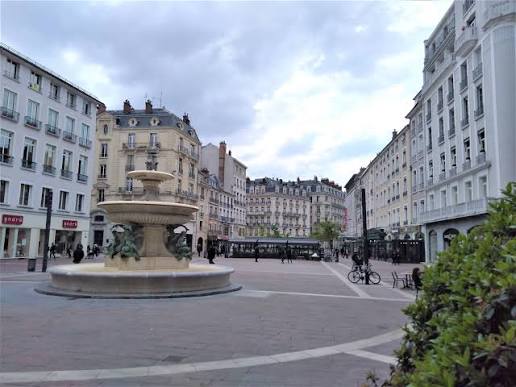 Location pure Local commercial 880 m² Grenoble
