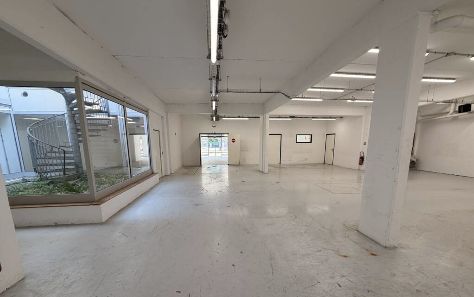 Location pure Local commercial 472 m² Paris 20e