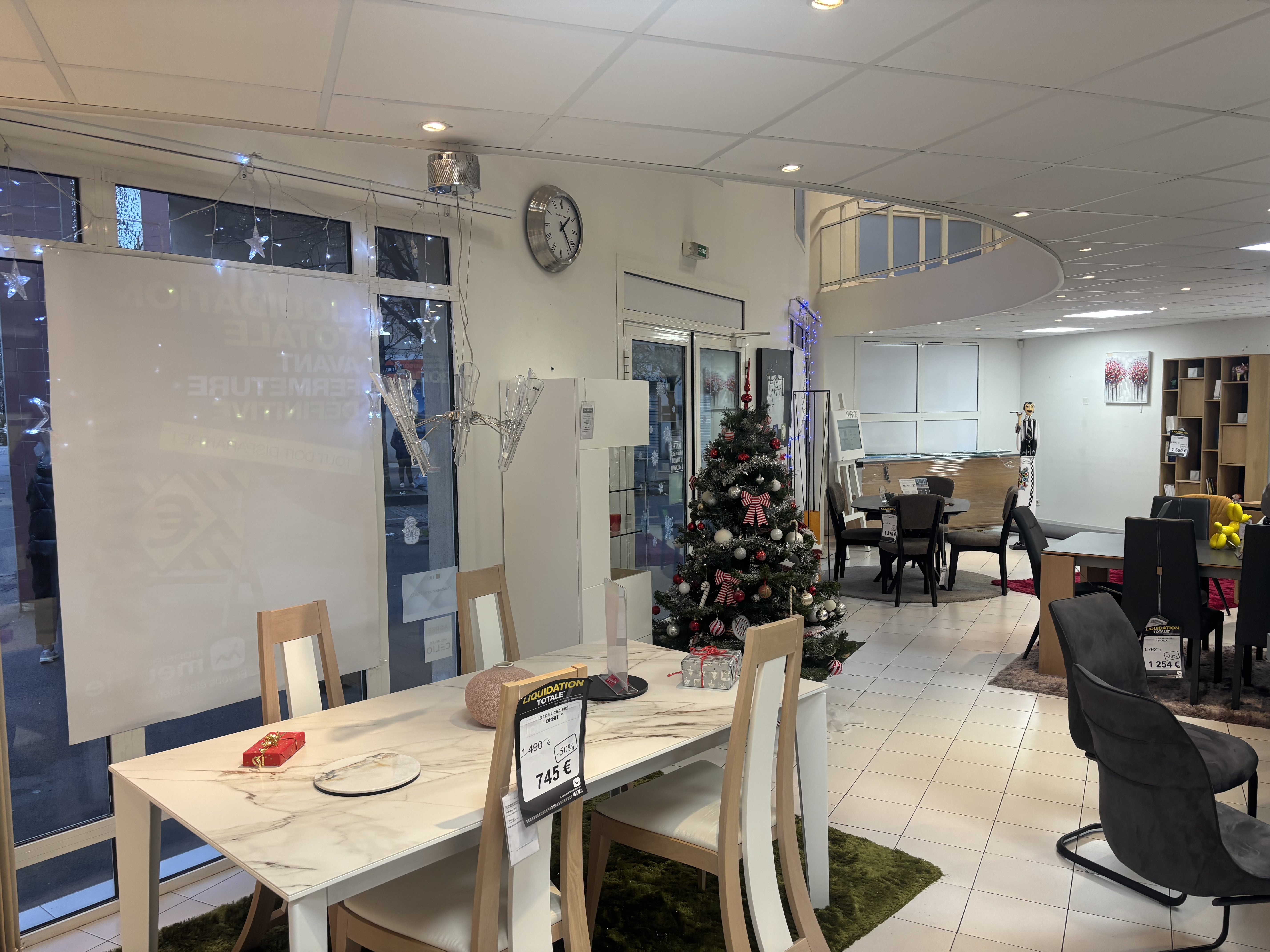 Location pure Local commercial 1 365 m² Aubagne - 9